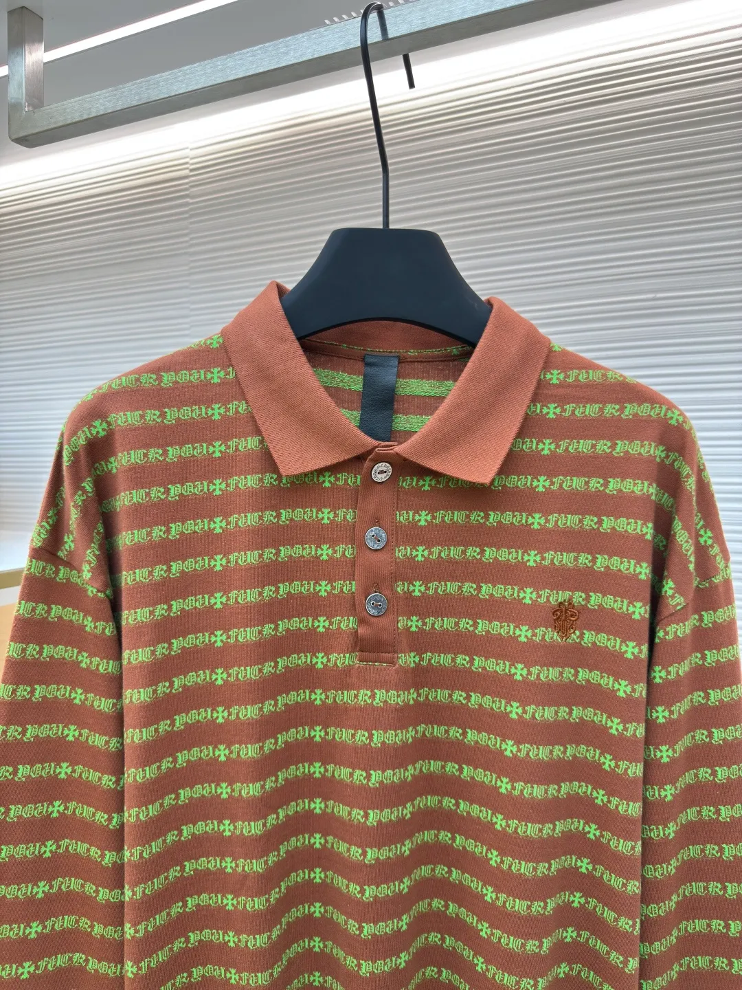 Chrome Hearts cross-striped POLO long sleeves ●Authentic product: Purchased and developed at 8450 ●Item number: 1680150-A55 ●Fabric: pure cotton fabric ●Technology: embroidery production ●Type: loose version ●Weight: about 305 grams ●Size: S-M-L ●Description: Yarn-dyed fabric, minimum order of 1,000 meters The cost is expensive, the embroidery uses imported Tajima embroidery machines, and the collar leather tag uses imported lambskin. The hardware is made of real antique silver which is extremely expensive. The overall wiring is straight and delicate, the fabric is comfortable and soft, and the color is consistent without color difference. It can be matched with the same style to create a fashionable look and control various occasions. Customized accessories, complete with three standards, same style for men and women!